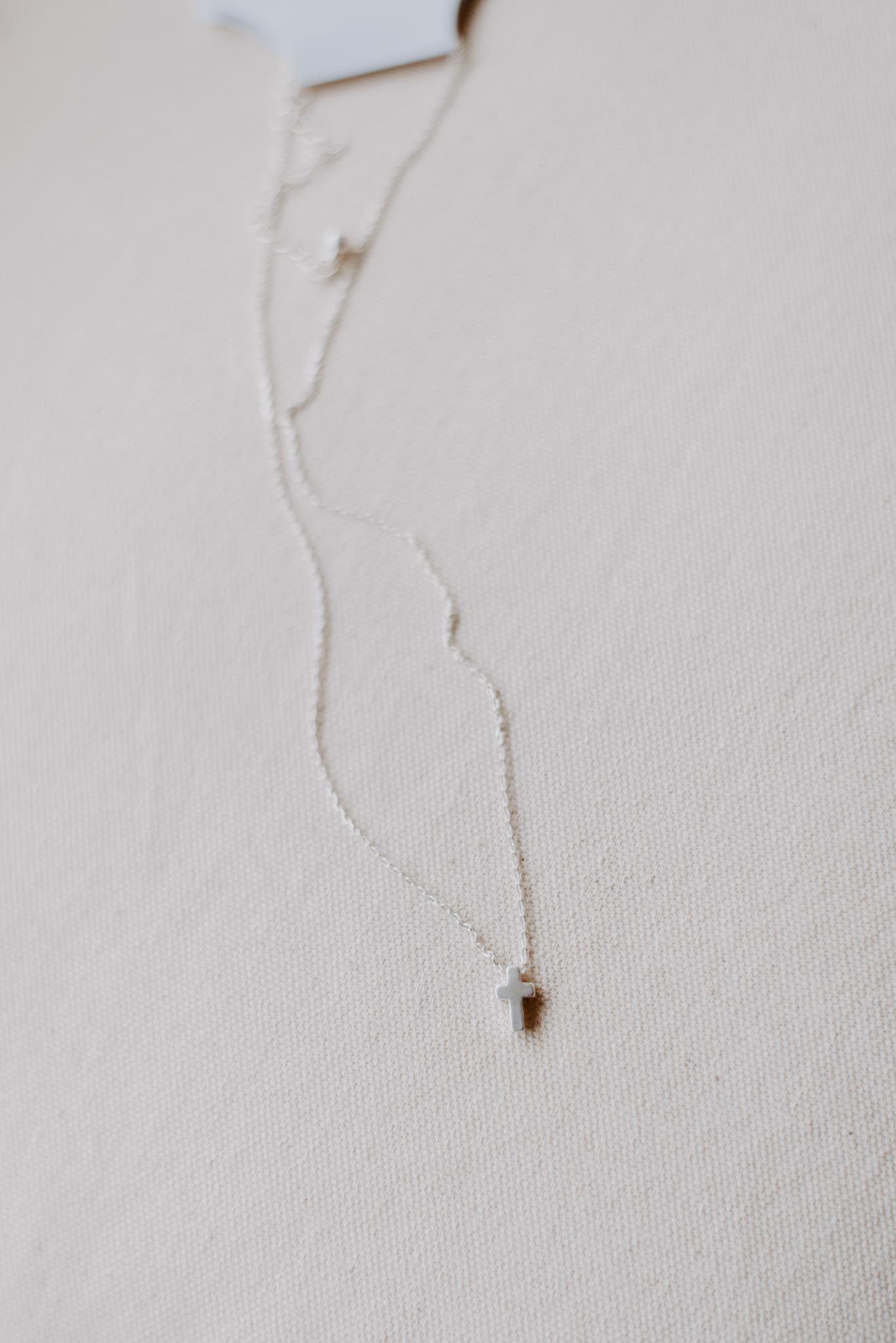 Load image into Gallery viewer, Dainty Cross Necklace
