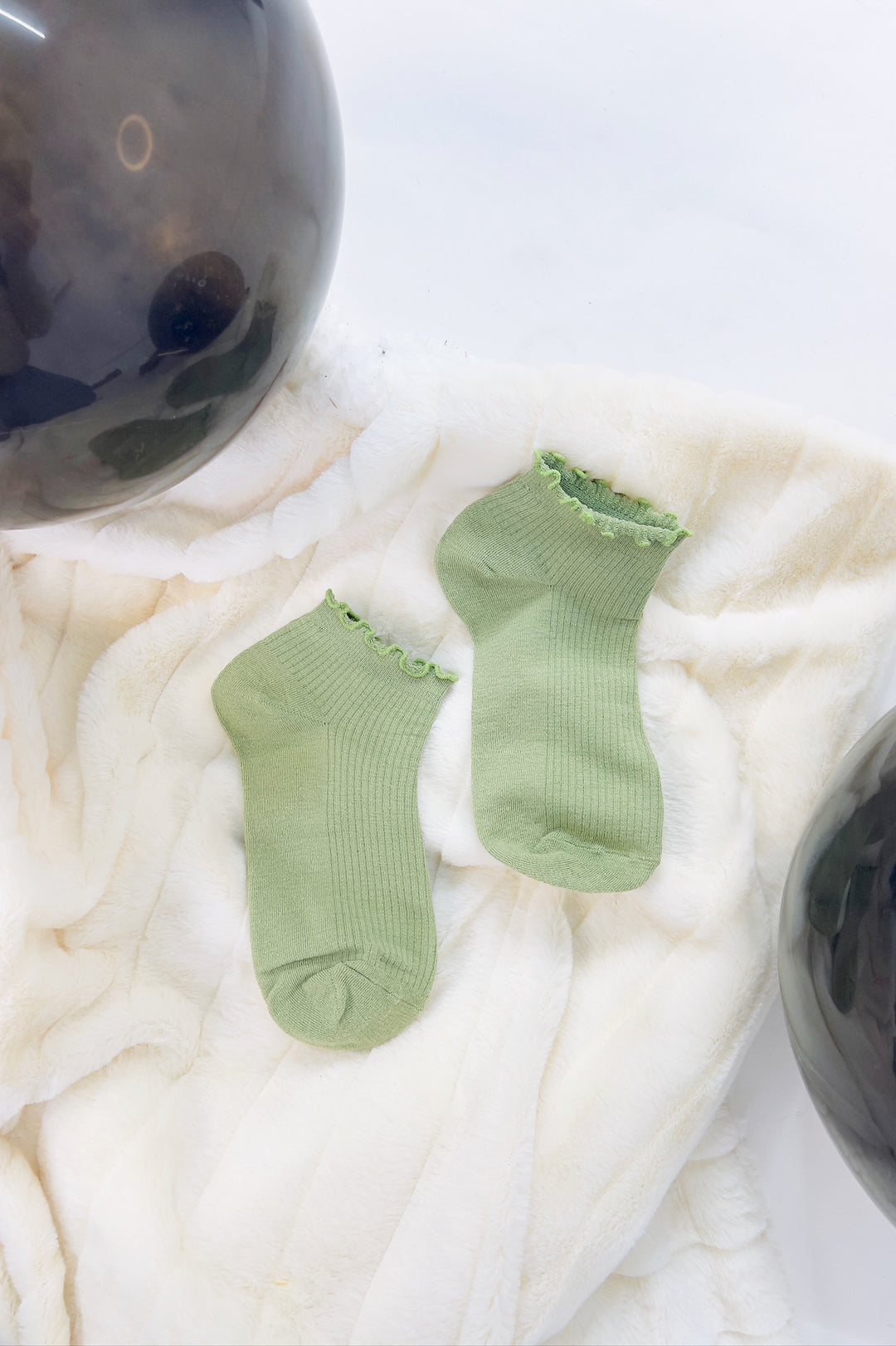 Thin Ruffle Trimmed Solid Ankle Socks