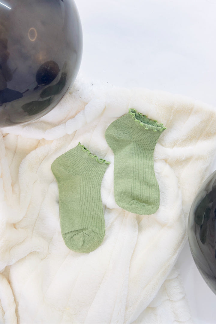 Thin Ruffle Trimmed Solid Ankle Socks