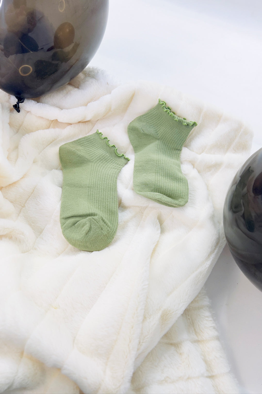 Thin Ruffle Trimmed Solid Ankle Socks