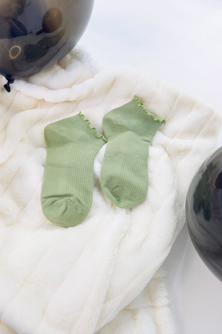 Thin Ruffle Trimmed Solid Ankle Socks
