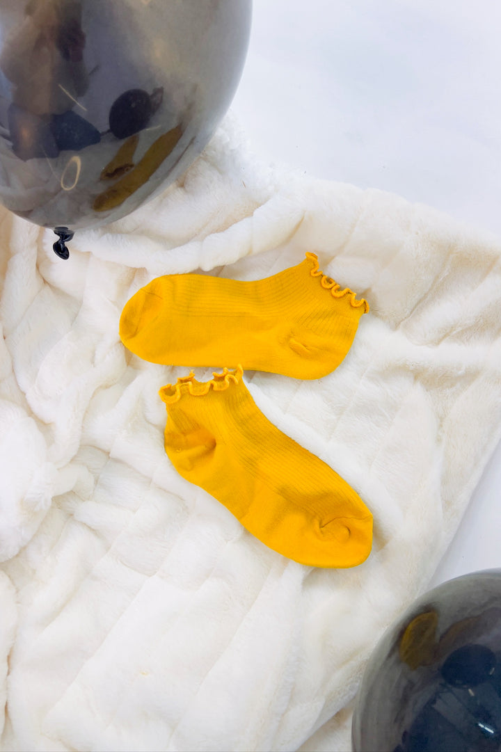 Thin Ruffle Trimmed Solid Ankle Socks