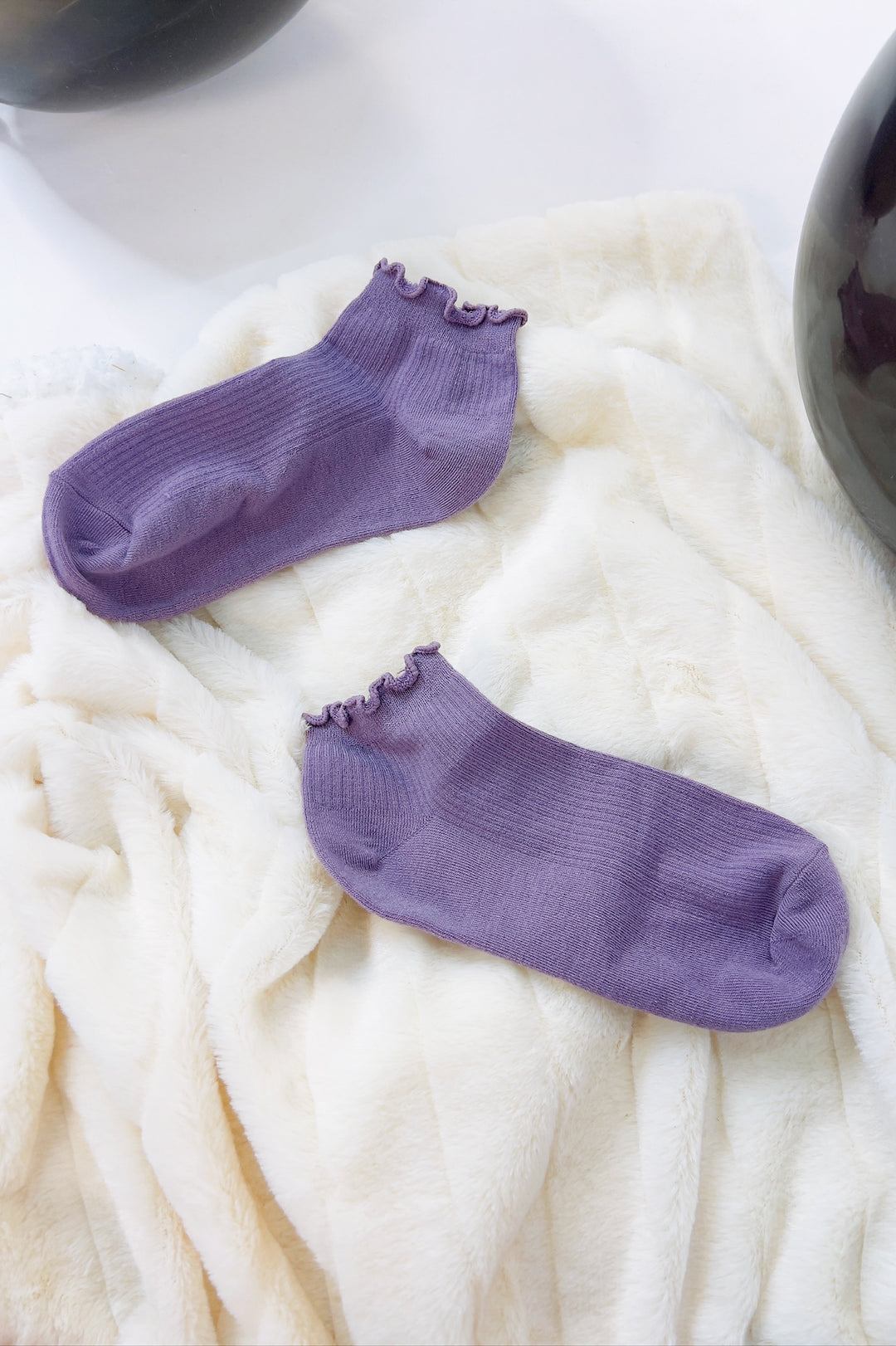 Thin Ruffle Trimmed Solid Ankle Socks