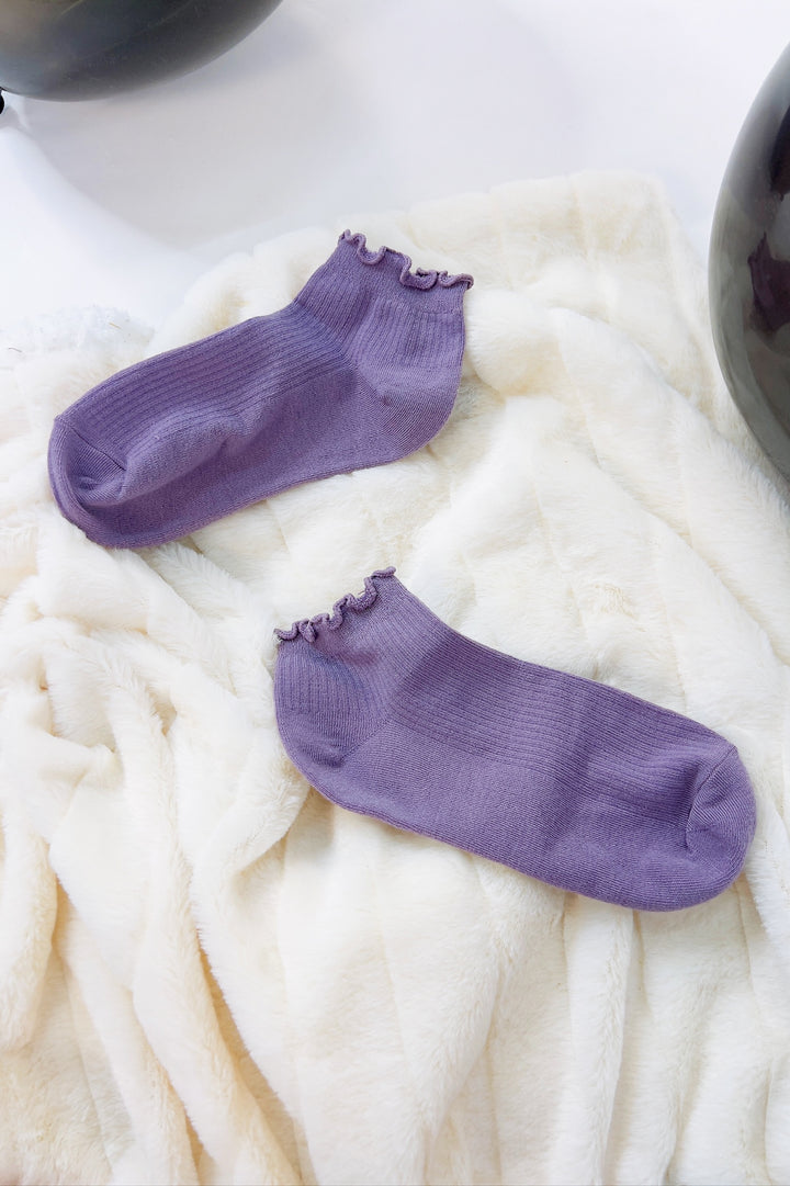 Thin Ruffle Trimmed Solid Ankle Socks