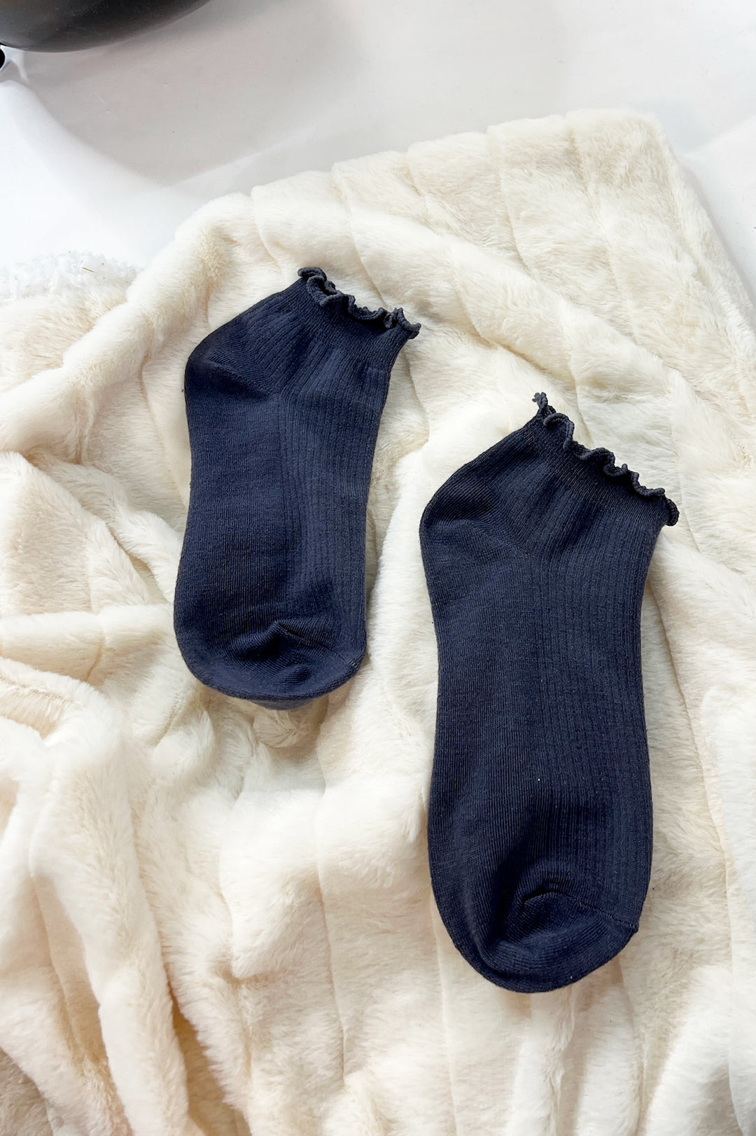 Thin Ruffle Trimmed Solid Ankle Socks