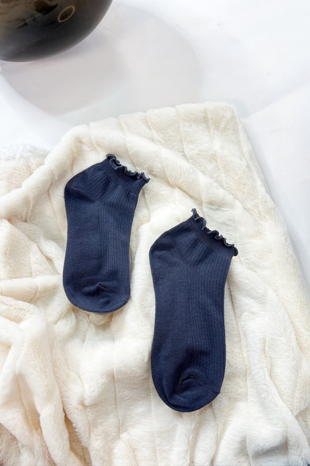 Thin Ruffle Trimmed Solid Ankle Socks
