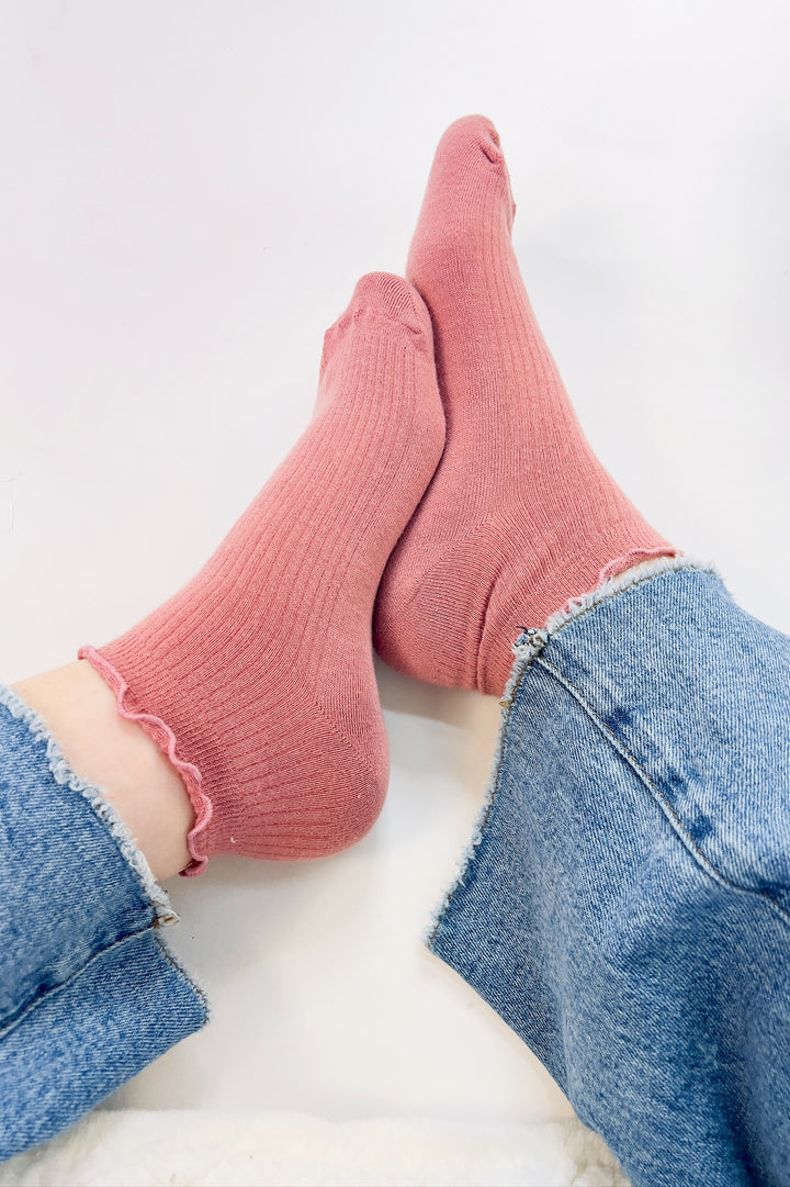 Thin Ruffle Trimmed Solid Ankle Socks