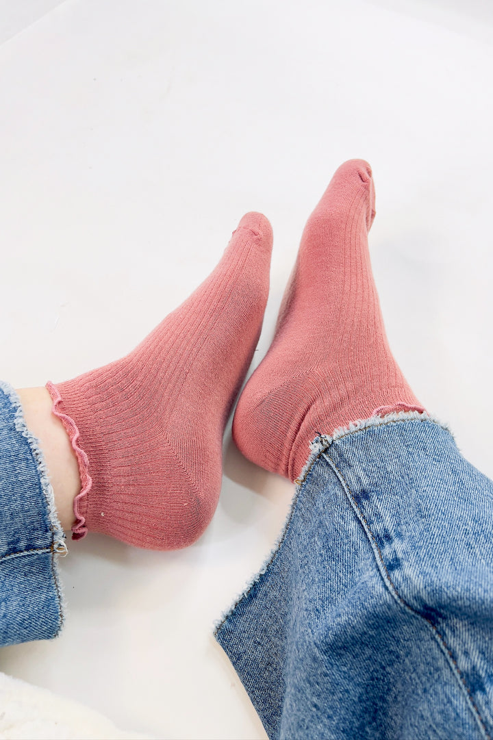 Thin Ruffle Trimmed Solid Ankle Socks