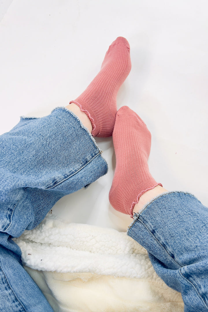 Thin Ruffle Trimmed Solid Ankle Socks