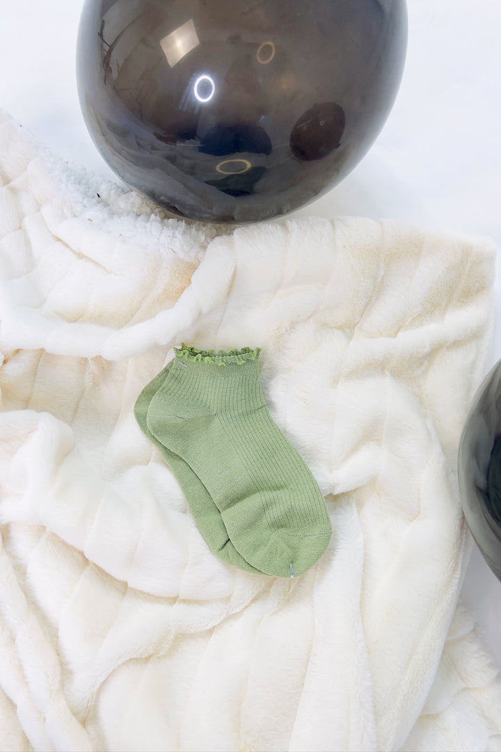 Thin Ruffle Trimmed Solid Ankle Socks