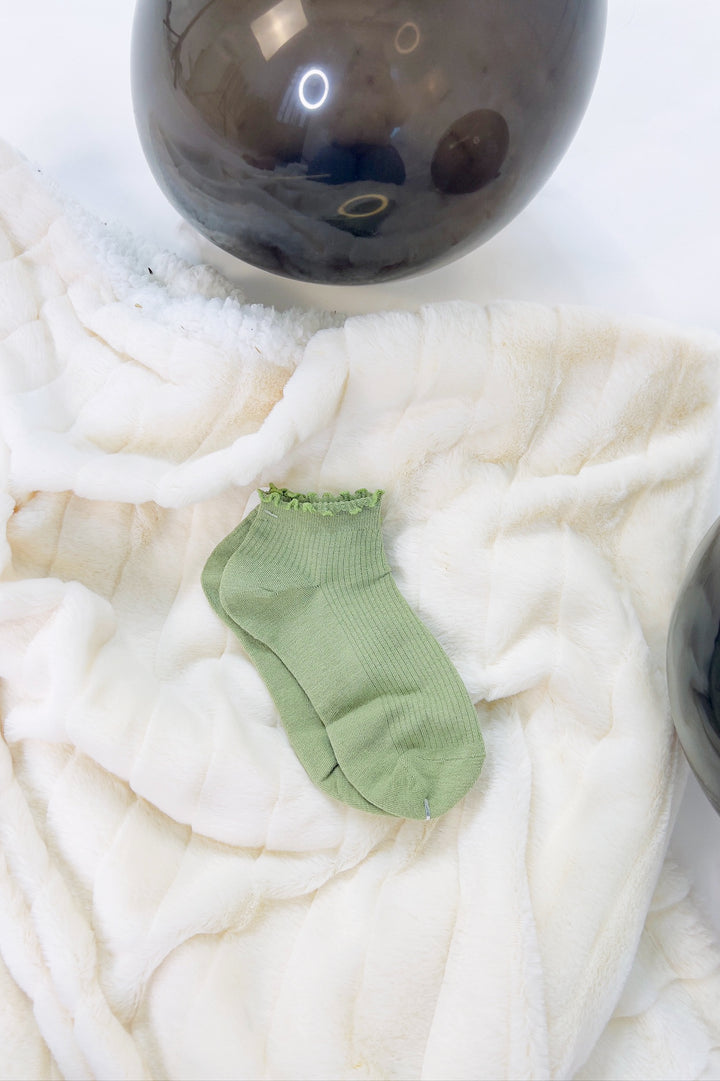 Thin Ruffle Trimmed Solid Ankle Socks