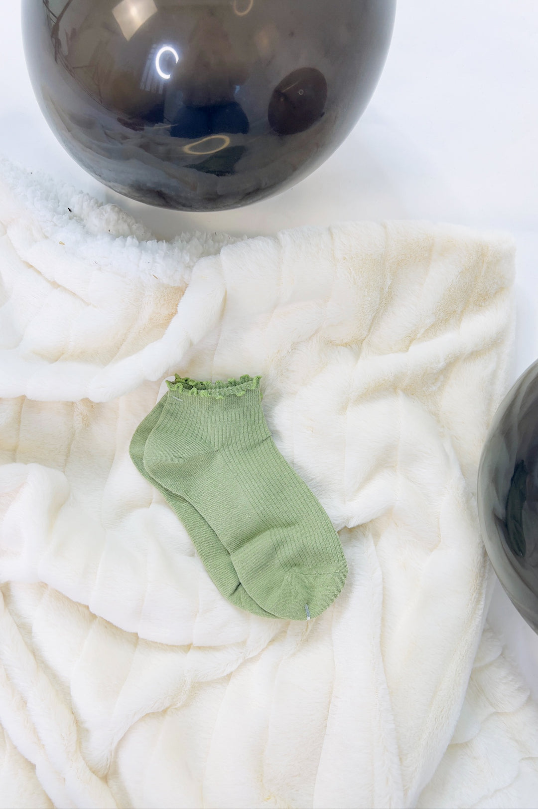 Thin Ruffle Trimmed Solid Ankle Socks