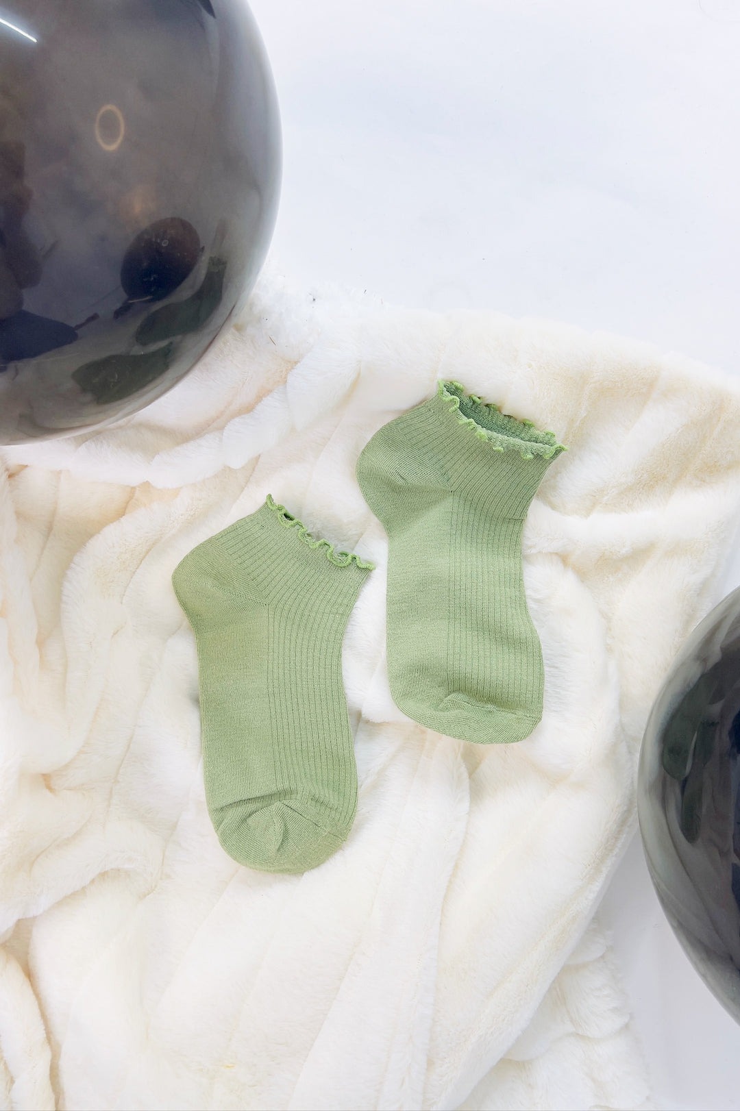 Thin Ruffle Trimmed Solid Ankle Socks