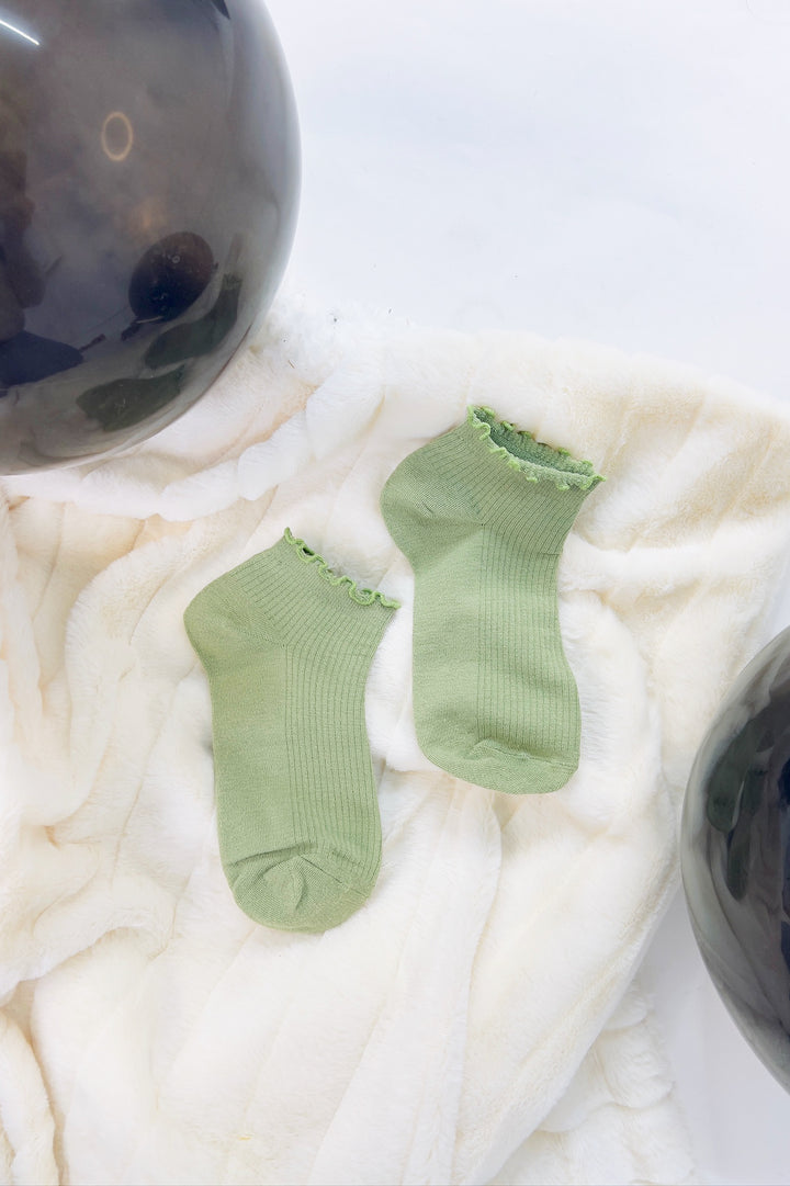 Thin Ruffle Trimmed Solid Ankle Socks