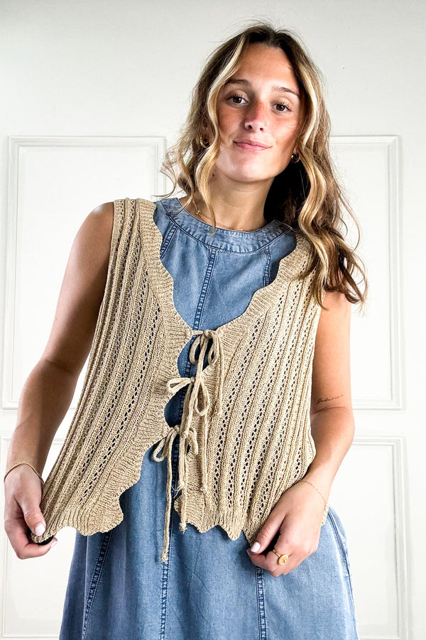 Scallop Rib Edging V-Neck Tie Front Knitted Vest
