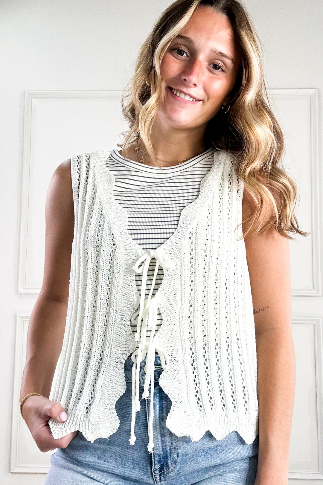 Scallop Rib Edging V-Neck Tie Front Knitted Vest