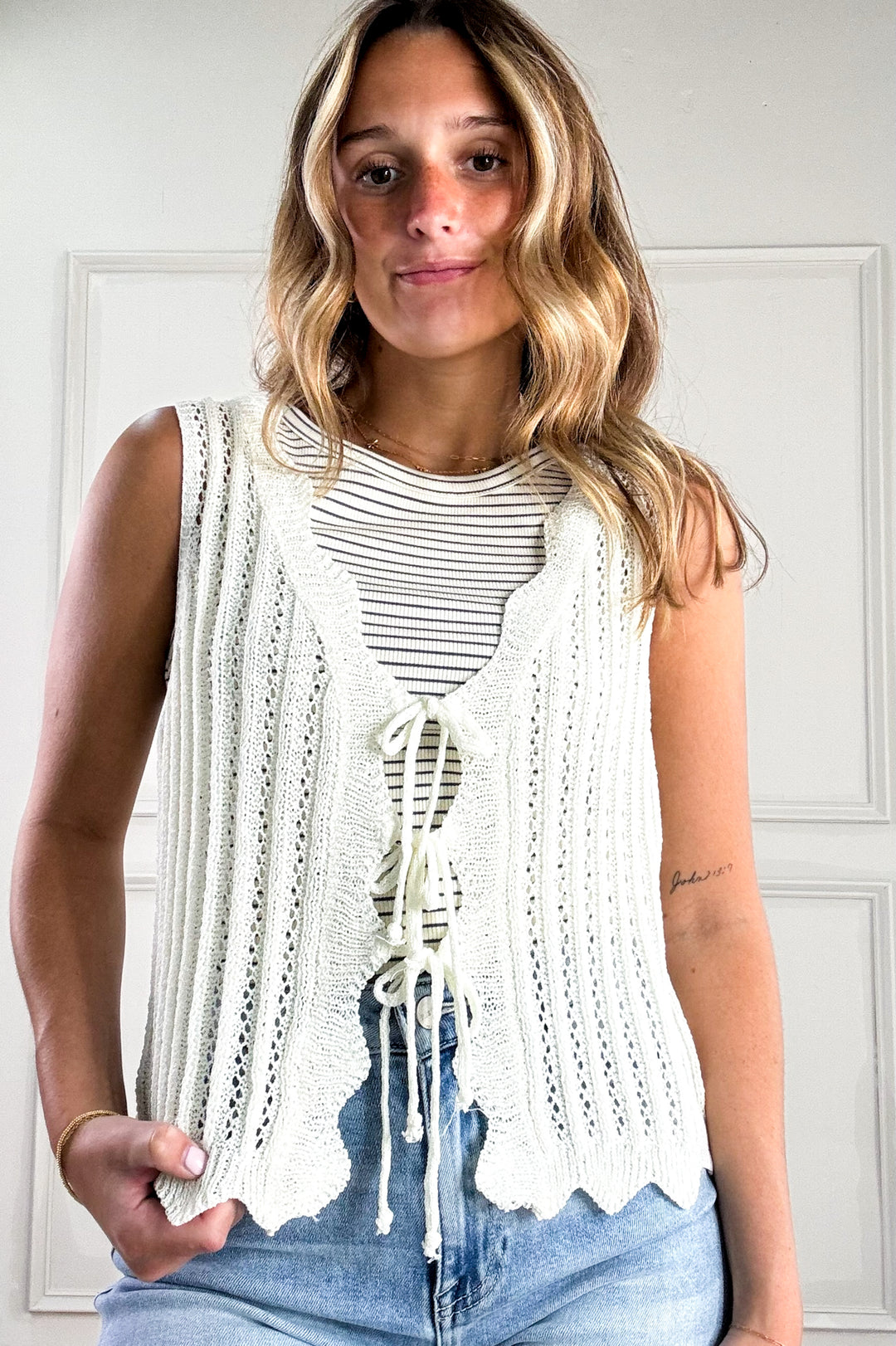 Scallop Rib Edging V-Neck Tie Front Knitted Vest