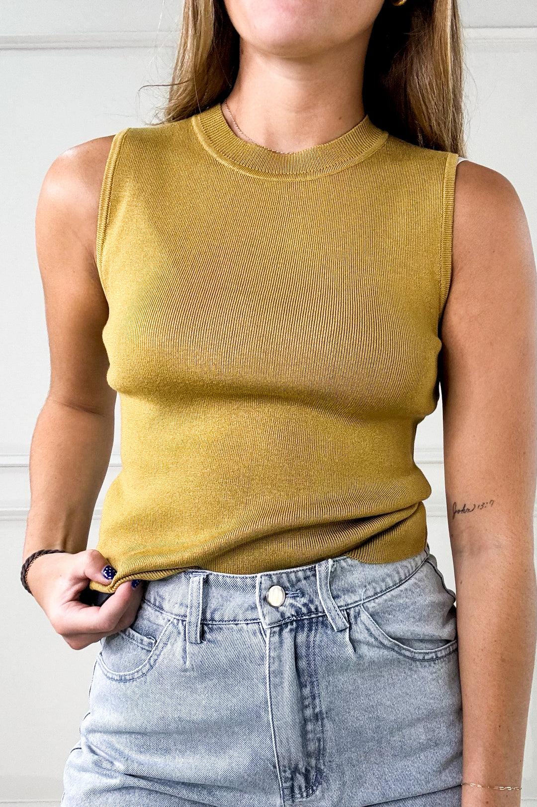 Classic Crew Neck Sleeveless Slim Knit Tank