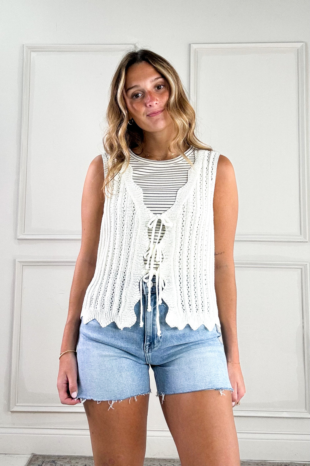 Scallop Rib Edging V-Neck Tie Front Knitted Vest