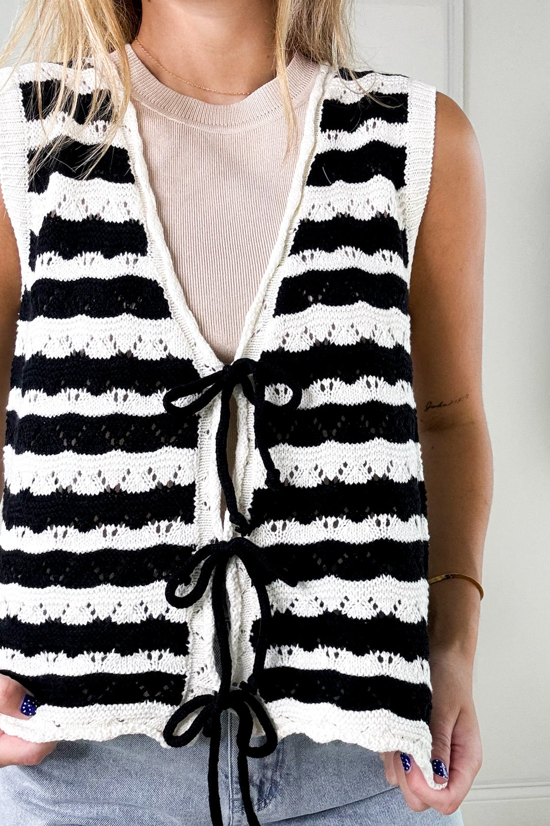 Contrast Scalloped Front Tie Knit Vest