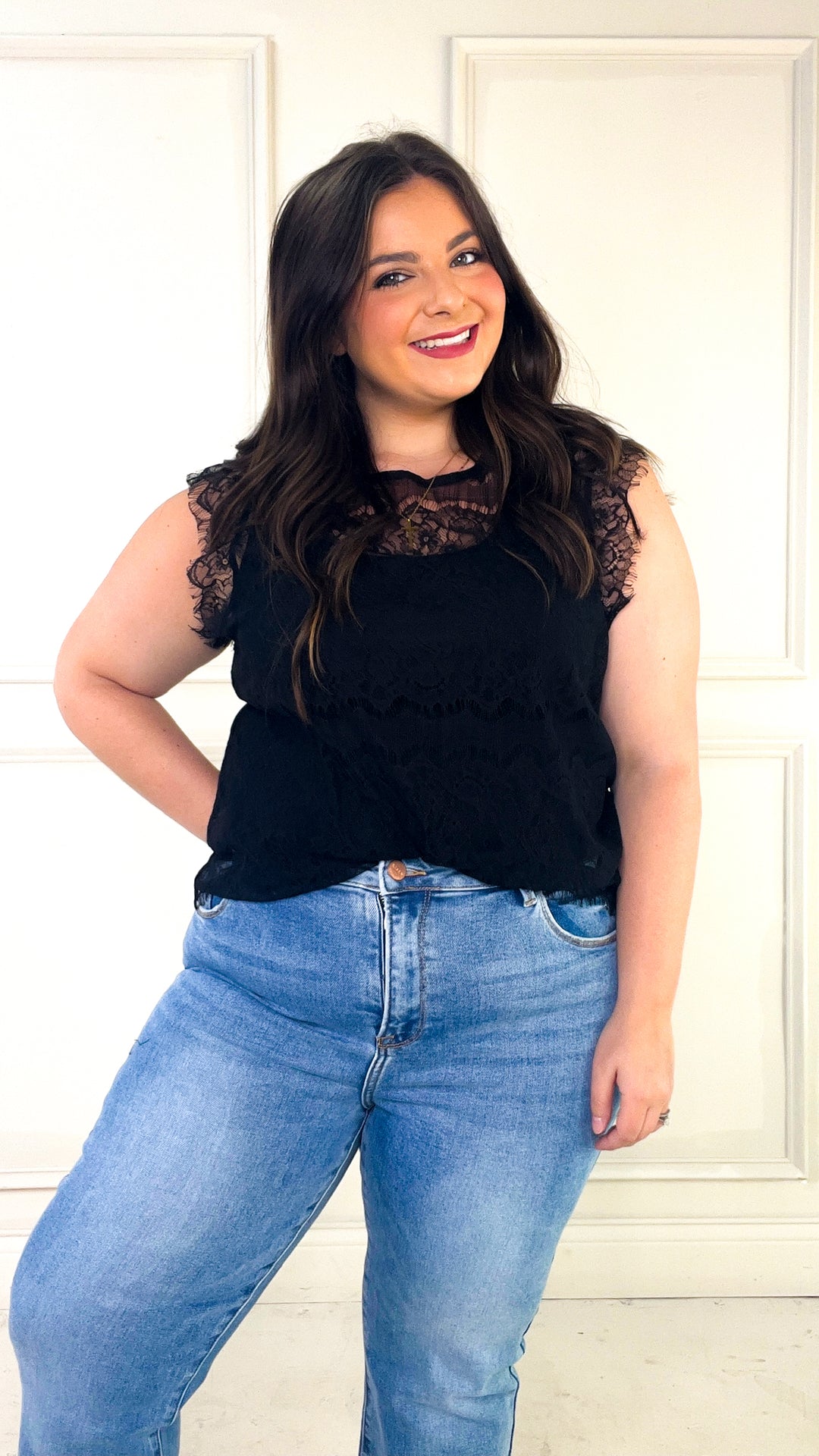 Round Neck Sleeveless Scallop Hem Lace Top