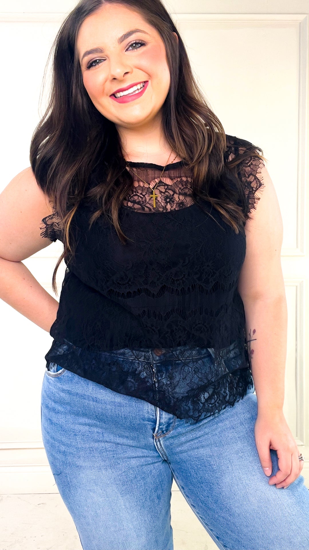 Round Neck Sleeveless Scallop Hem Lace Top