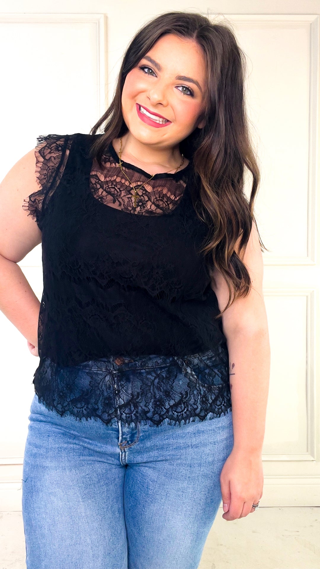 Round Neck Sleeveless Scallop Hem Lace Top