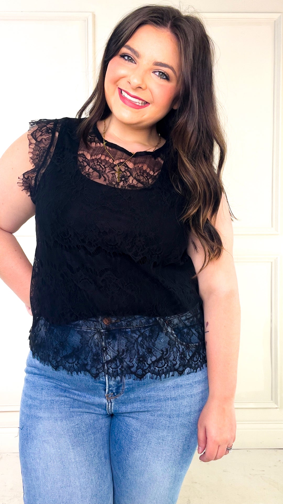 Round Neck Sleeveless Scallop Hem Lace Top