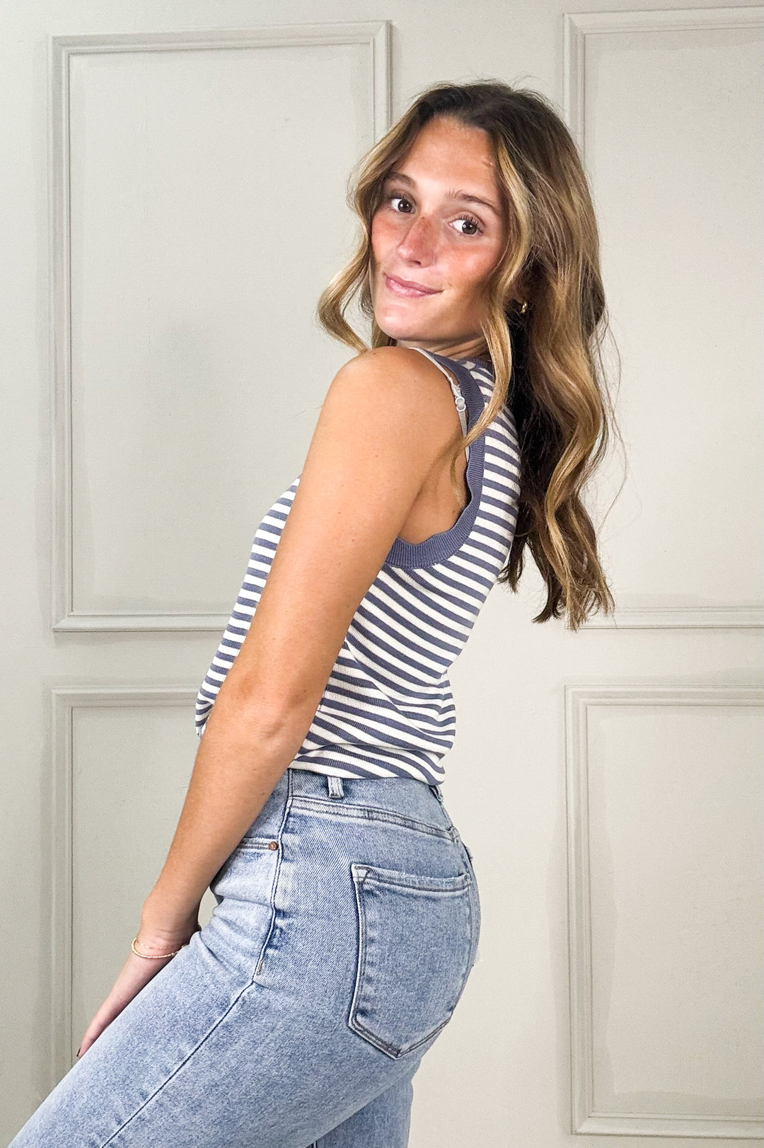 Contrast Color Scalloped Sleeveless Sweater