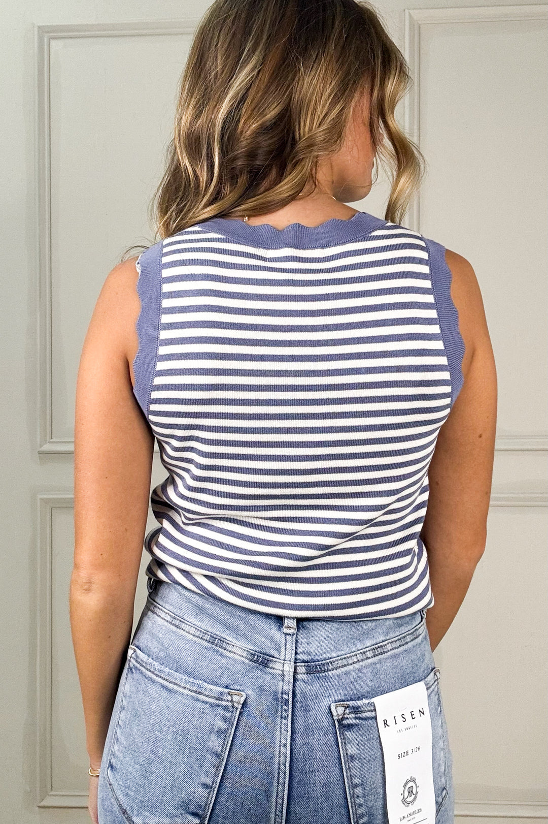 Contrast Color Scalloped Sleeveless Sweater