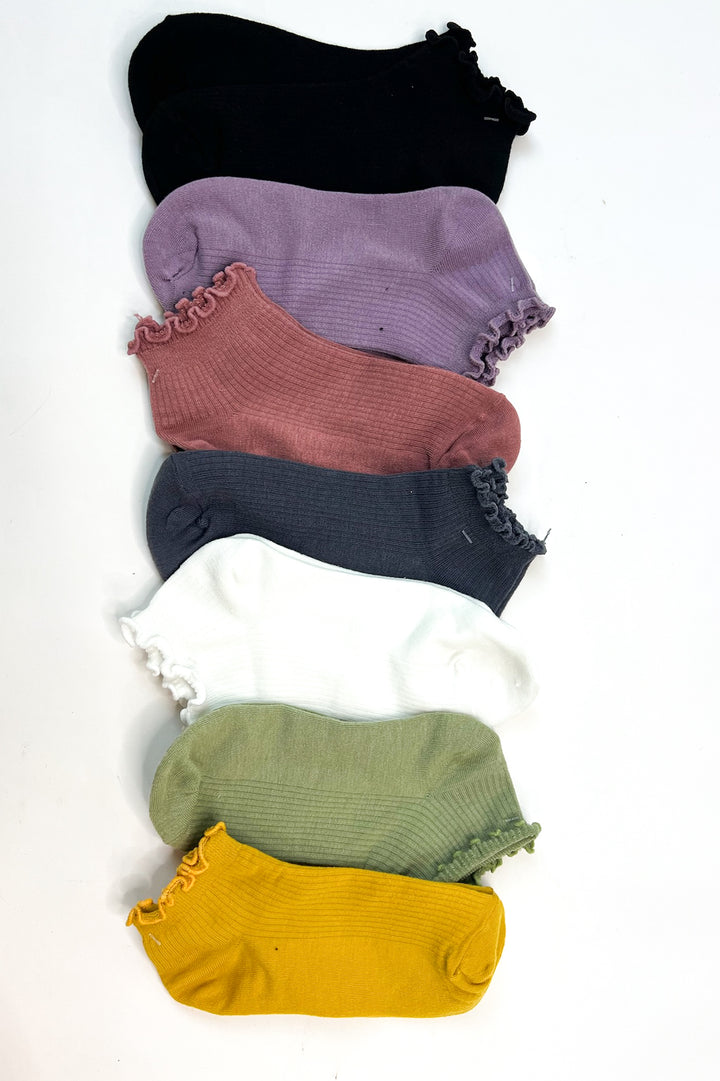 Thin Ruffle Trimmed Solid Ankle Socks
