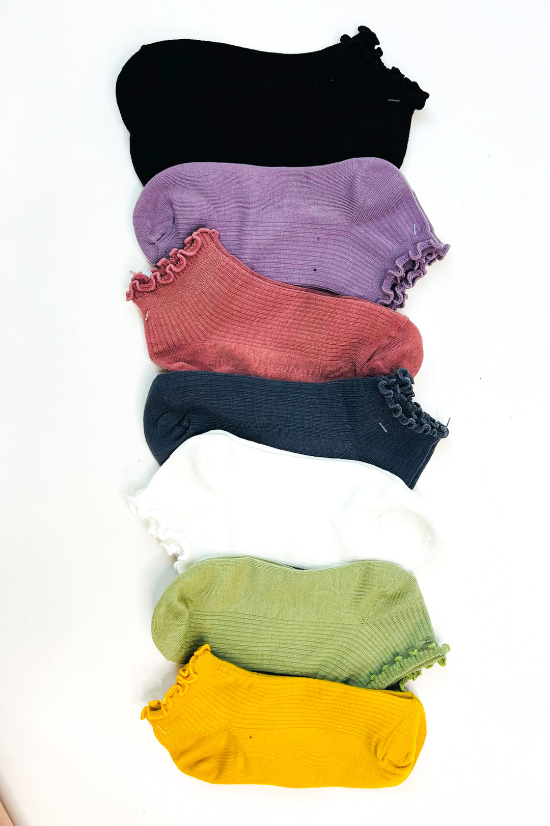 Thin Ruffle Trimmed Solid Ankle Socks