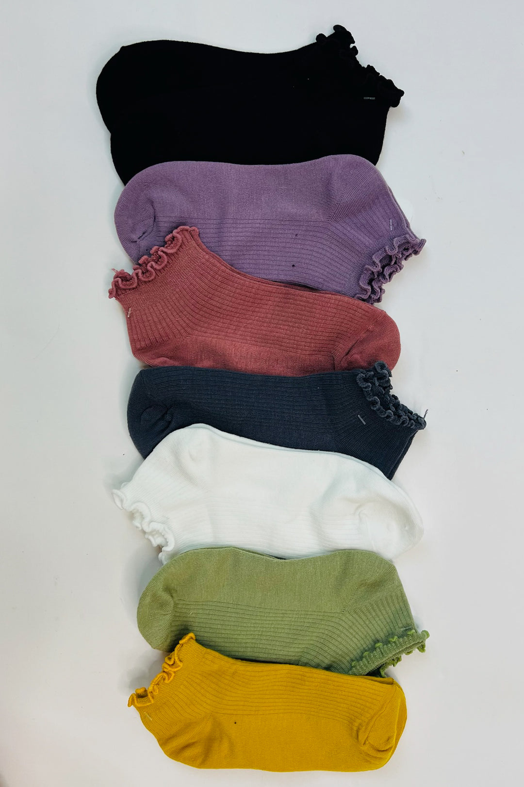 Thin Ruffle Trimmed Solid Ankle Socks