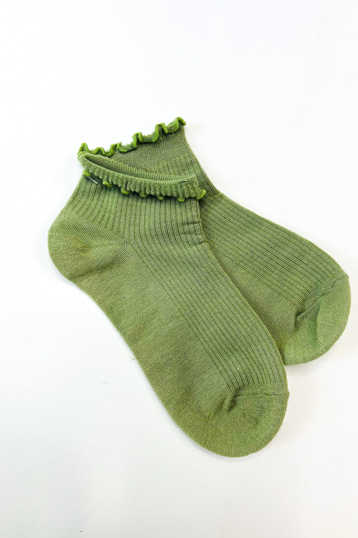 Thin Ruffle Trimmed Solid Ankle Socks