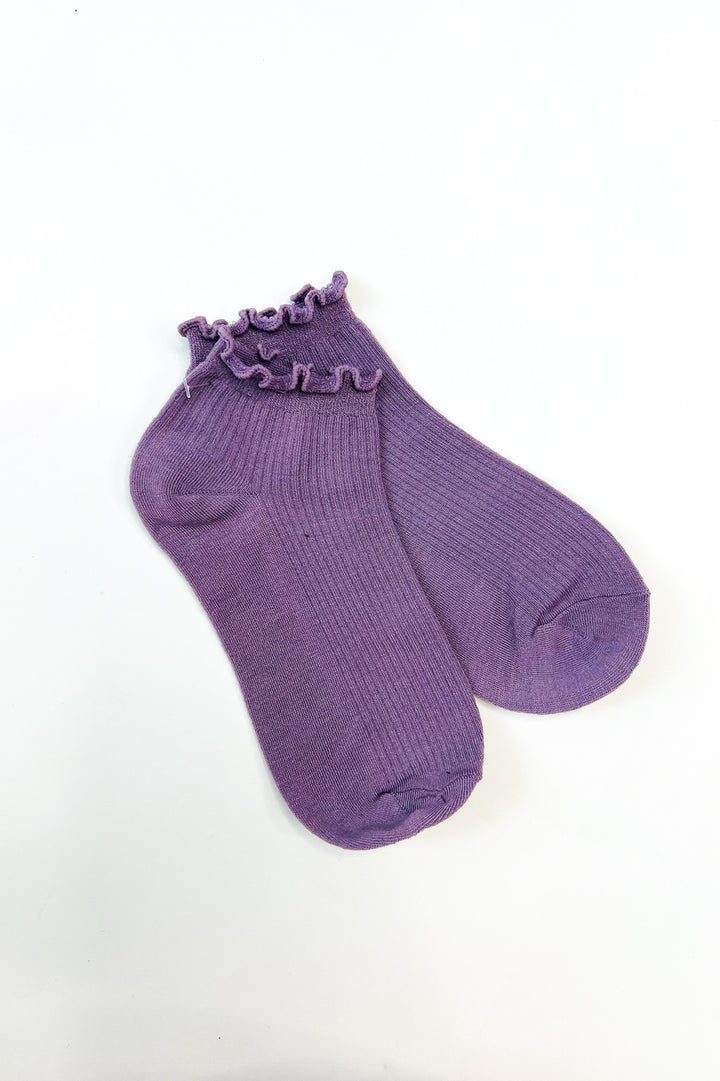 Thin Ruffle Trimmed Solid Ankle Socks